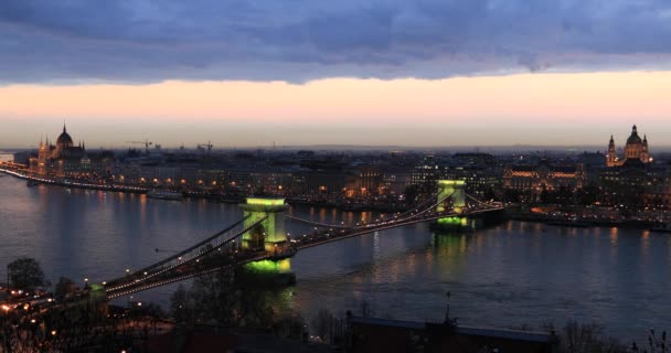 Budapest Aerial view bij zonsondergang tijd met Kettingbrug op de Donau — Stockvideo