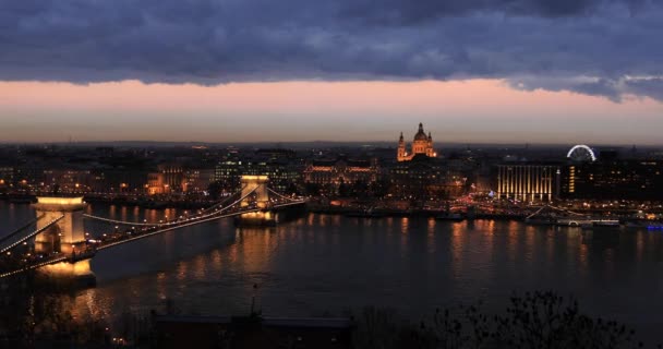 Tuna'da Chain Bridge ile gün batımında Budapeşte havadan görünümü — Stok video