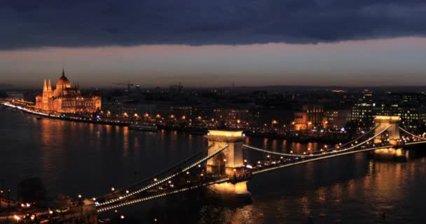 Vedere aeriană a Budapestei la apusul soarelui cu Chain Bridge pe Dunăre — Videoclip de stoc