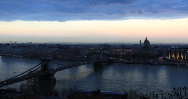 Budapest flygvy vid solnedgången tid med Kedjebron på Donau — Stockvideo