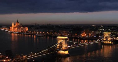 Tuna'da Chain Bridge ile gün batımında Budapeşte havadan görünümü