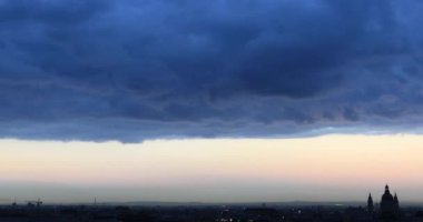 Tuna'da Chain Bridge ile gün batımında Budapeşte havadan görünümü