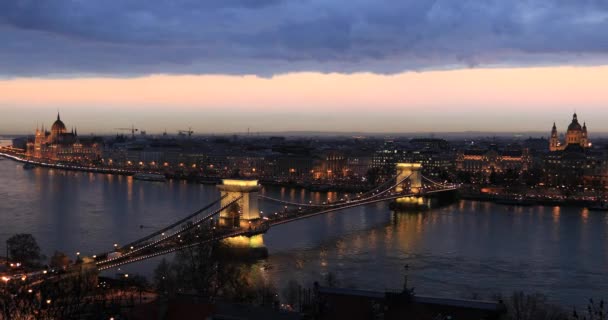 Tuna'da Chain Bridge ile gün batımında Budapeşte havadan görünümü — Stok video