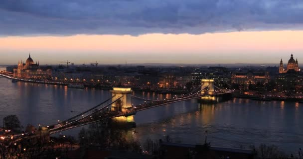 Vista aérea de Budapest al atardecer con el Puente de las Cadenas sobre el Danubio — Vídeo de stock