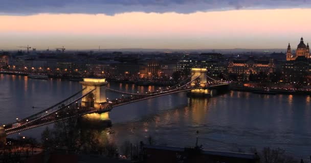 Widok na Budapeszt w czasie zachodu słońca z mostu Łańcuchowego na Dunaju — Wideo stockowe