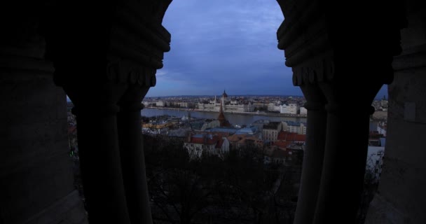 Letecký pohled na nádherné staré budapešťské město za kolonou — Stock video