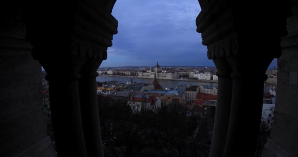 Widok z lotu ptaka na piękne stare miasto Budapesztu za kolumną — Wideo stockowe