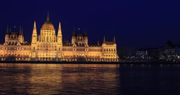 Budapeşte'deki ünlü Macar parlamento binasının gece manzarası — Stok video