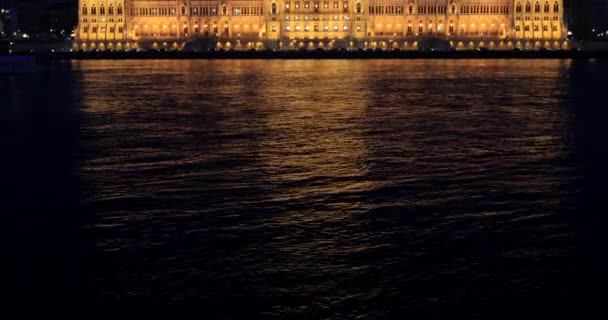 Μια βραδινή θέα στο διάσημο κτήριο του ουγγρικού Κοινοβουλίου στη Βουδαπέστη — Αρχείο Βίντεο