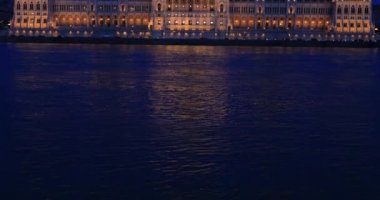 Budapeşte'deki ünlü Macar parlamento binasının gece manzarası