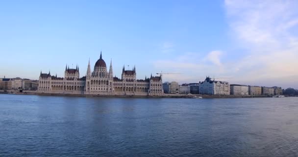 Budapeşte'deki ünlü Macar parlamento binasının gün batımı manzarası — Stok video