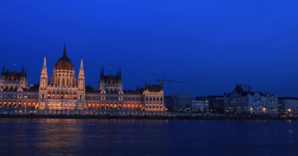 Noční pohled na slavnou budovu maďarského parlamentu v Budapešti — Stock video