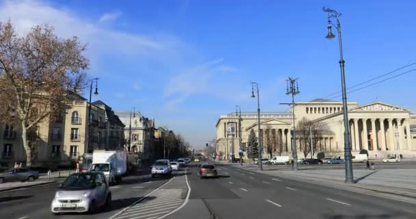 Uitzicht op het stadsverkeer van Boedapest — Stockvideo