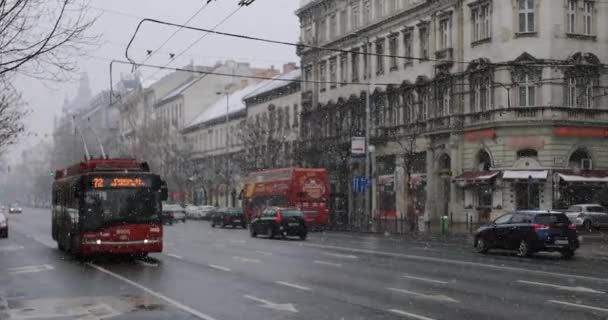 Boedapest stadsvervoer in de winter — Stockvideo