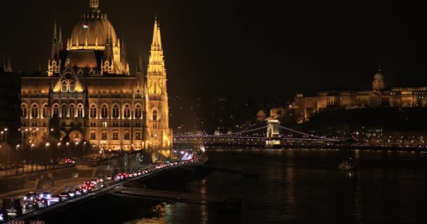 Veduta notturna dell'edificio del Parlamento ungherese — Video Stock