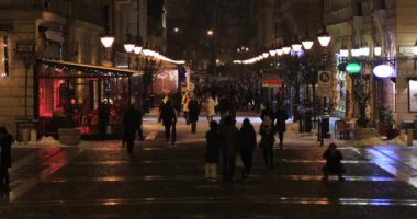 Gece saatlerinde Budapeşte sokak sahnesi