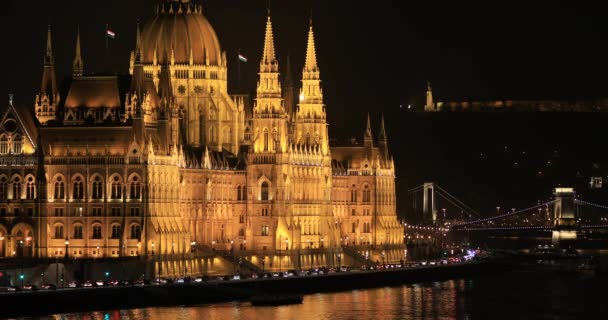 Вид на здание венгерского парламента ночью — стоковое видео