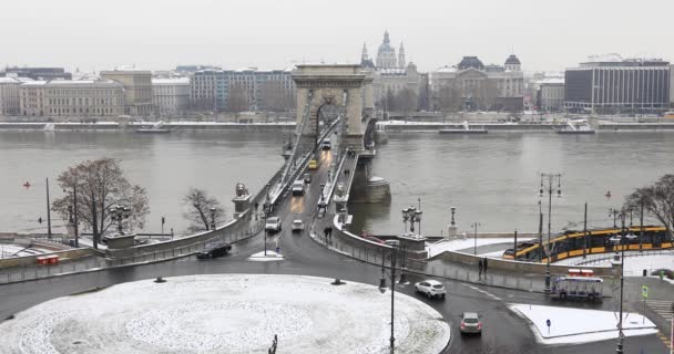 Budapeşte'de kışın Tuna nehri üzerinde Zincir Köprü — Stok video