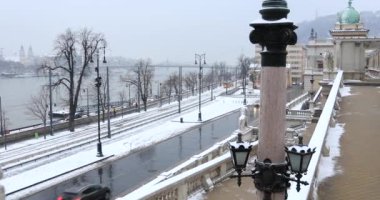 Kışın Budapeşte şehir trafiğinin görünümü