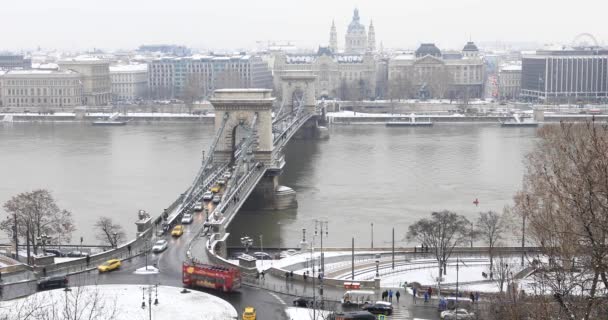 Budapeşte'de kışın Tuna nehri üzerinde Zincir Köprü — Stok video