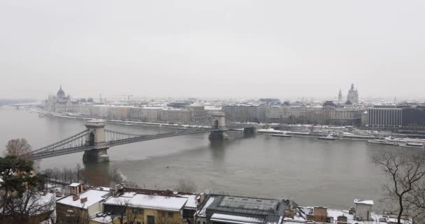 Kedjebron över floden Donau på vintern i Budapest — Stockvideo