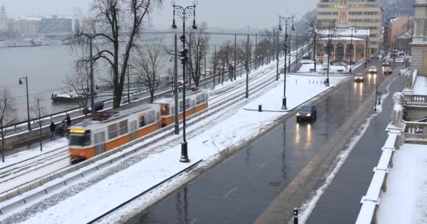 Una vista sul tram giallo a Budapest in inverno — Video Stock