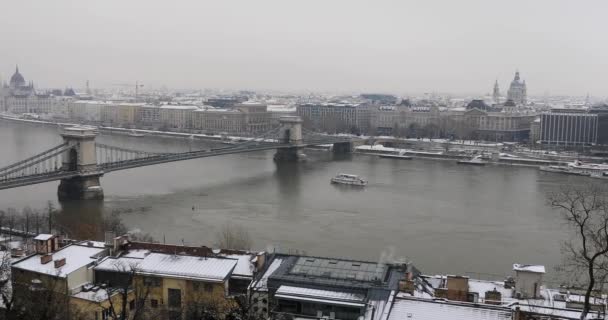 Цепной мост через Дунай зимой в Будапеште — стоковое видео