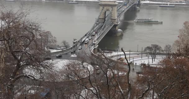 Most přes řeku Dunaj v zimě v Budapešti — Stock video