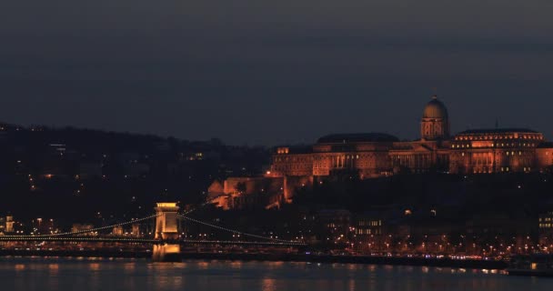 Vista de Budapest por la noche con el Puente de la Cadena en el río Danubio — Vídeo de stock