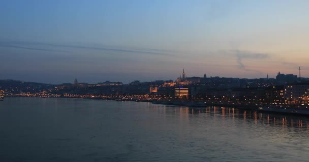 Una vista sulla scena della città di Budapest e l'edificio del Parlamento ungherese di notte — Video Stock