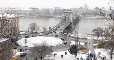 Budapeşte'de kışın Tuna nehri üzerinde Zincir Köprü