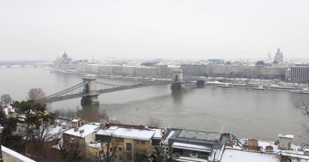 Kettingbrug over de rivier de Donau in de winter in Boedapest — Stockvideo