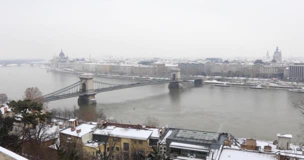 부다페스트의 겨울에 다뉴브 강을 가로지르는 체인 브리지 — 비디오