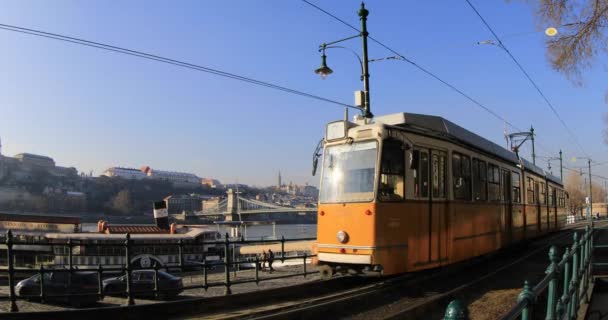 Budapeşte Macaristan şehir sahnesi ve trafik — Stok video