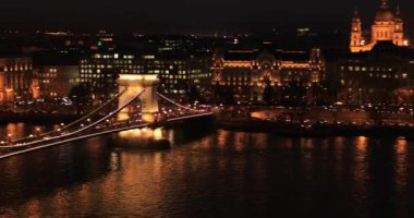 Gece saatlerinde Zincir köprü görünümü