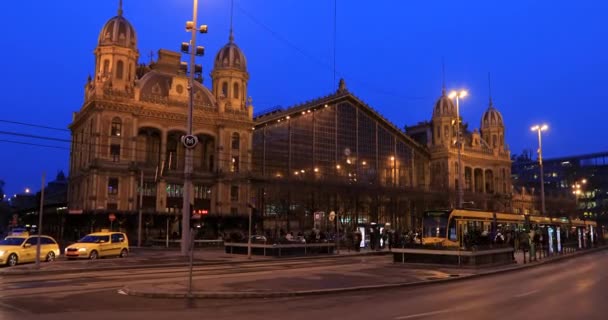 Une vue de la circulation urbaine devant une gare historique — Video