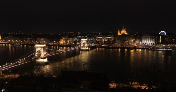 Una vista del puente Chain por la noche — Vídeo de stock