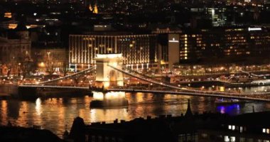 Gece saatlerinde Zincir köprü görünümü