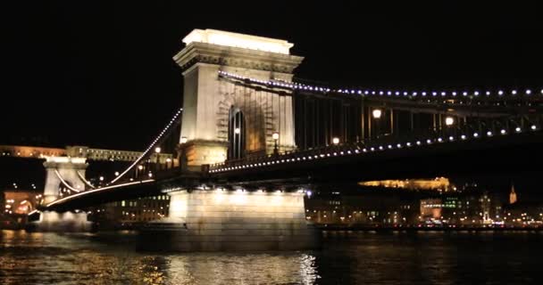 Une vue du pont de chaîne la nuit — Video
