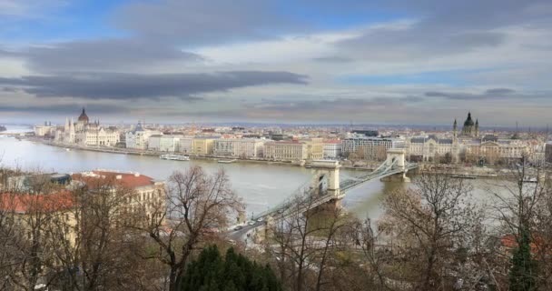 Vue aérienne de la scène de la ville de Budapest avec le Danube et le pont de la chaîne — Video