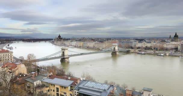 Widok z lotu ptaka na most łańcuchowy nad rzeką Dunaj w Budapeszcie — Wideo stockowe