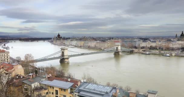 Widok z lotu ptaka na most łańcuchowy nad rzeką Dunaj w Budapeszcie — Wideo stockowe