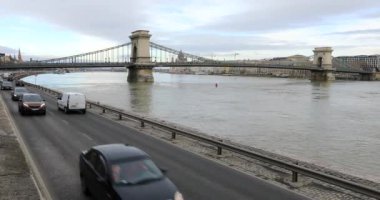 Tuna Nehri ve şehir trafiği üzerine Zincir Köprü manzarası