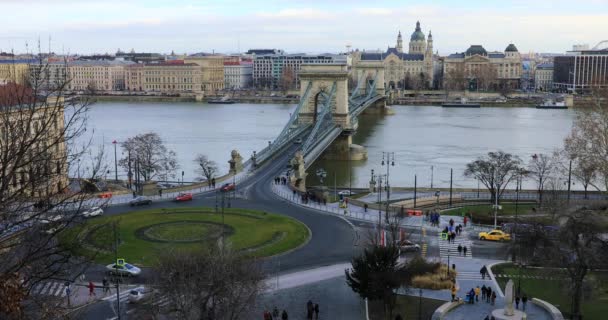 Widok z lotu ptaka na Budapesztański most łańcuchowy nad rzeką Dunaj — Wideo stockowe