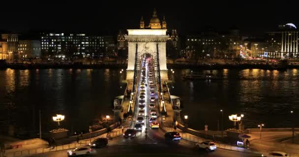 Gece saatlerinde Zincir köprü görünümü — Stok video