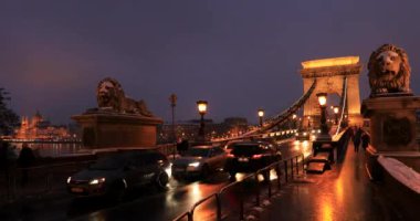 Zincir köprü ve gece trafik görünümü