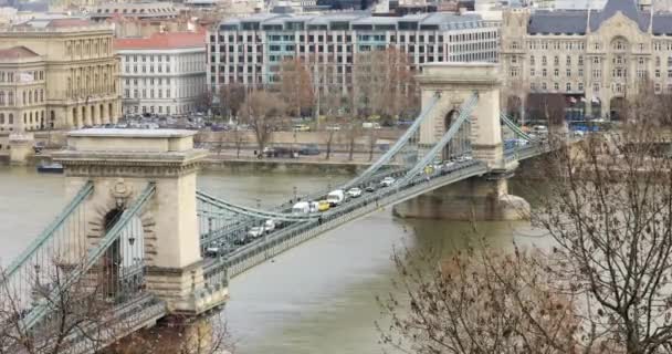 Widok z lotu ptaka na Budapesztański most łańcuchowy nad rzeką Dunaj — Wideo stockowe