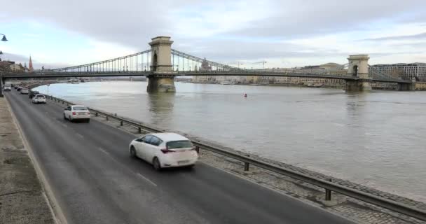 Вид на Цепной мост на Дунае и городской транспорт — стоковое видео
