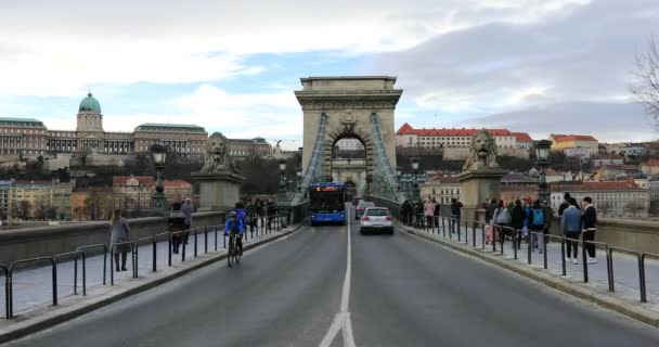 Widok na most łańcuchowy z ruchem miejskim — Wideo stockowe