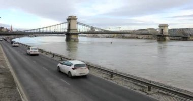 Tuna Nehri ve şehir trafiği üzerine Zincir Köprü manzarası